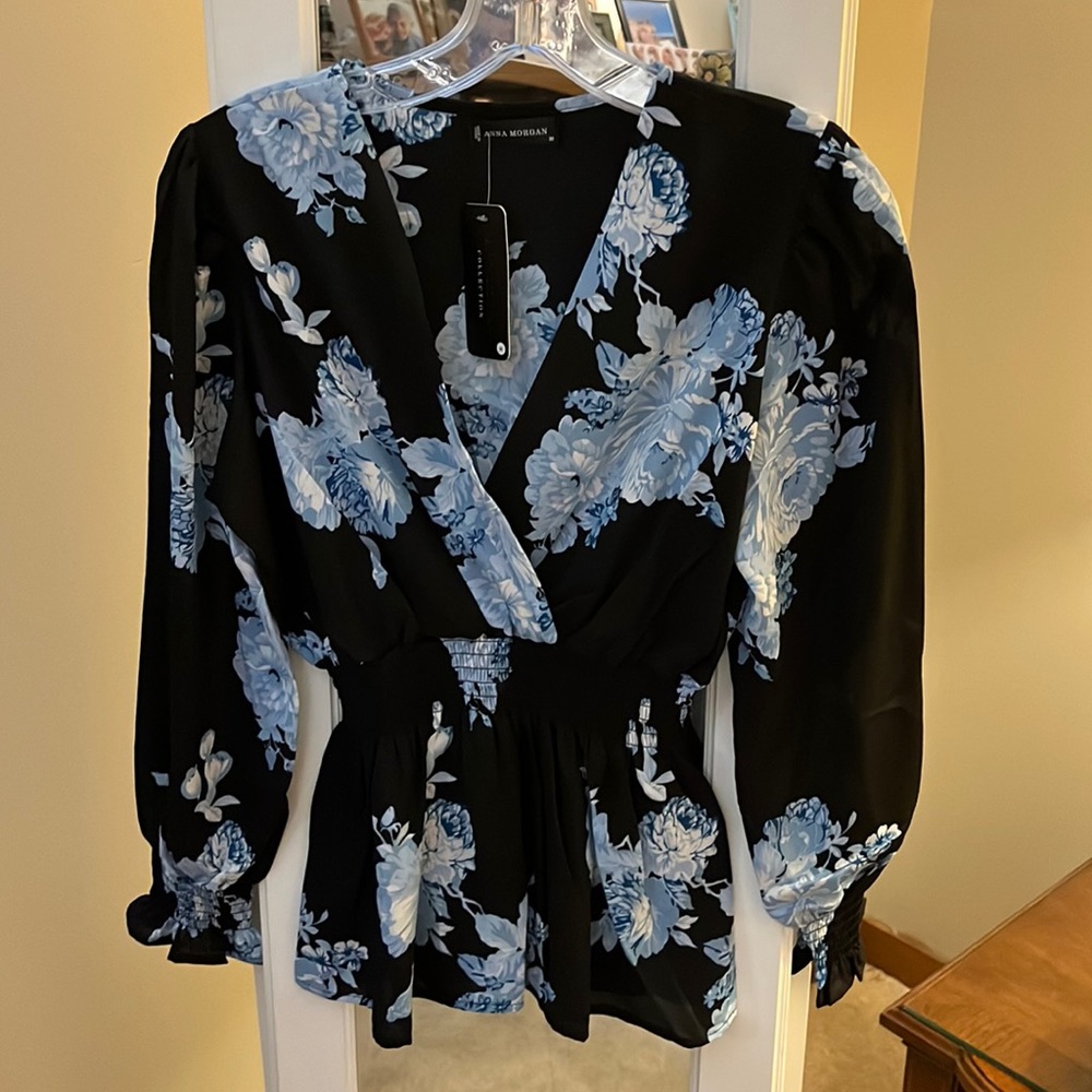 NWT Anna Morgan black/blue floral top size M